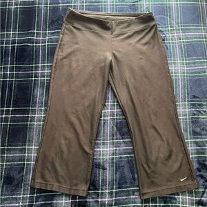 Y2K 2000s Women’s Capri Nike leggings.